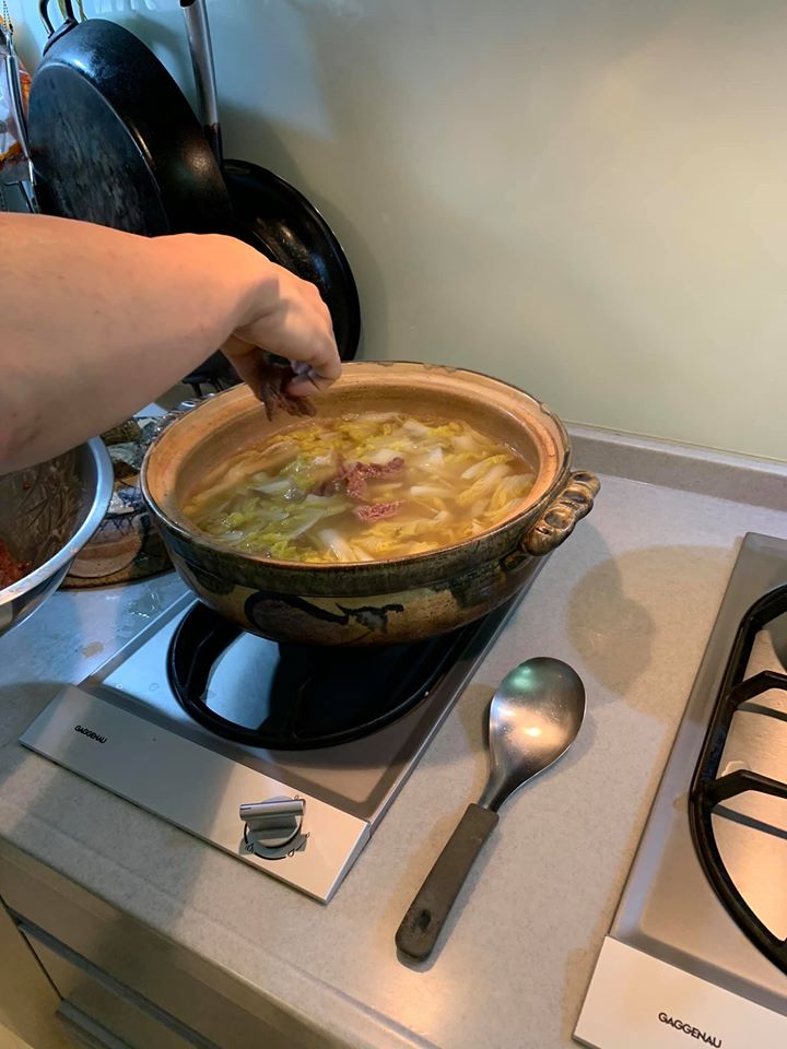 牛肉要一條一條放才會嫩，不能偷懶。