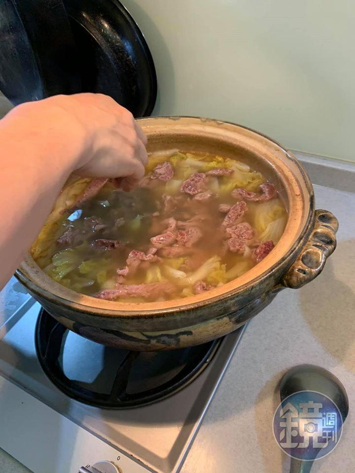 牛肉一條一條加入滾湯，這部份也很療癒，不知不覺選了許多。