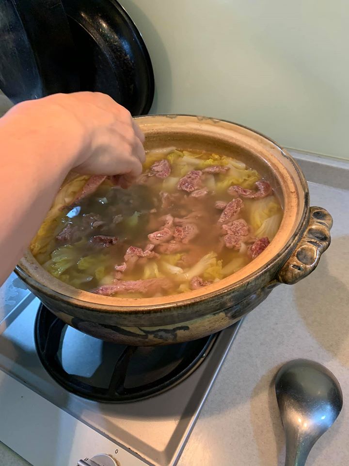 牛肉一條一條加入滾湯，這部份也很療癒，不知不覺選了許多。