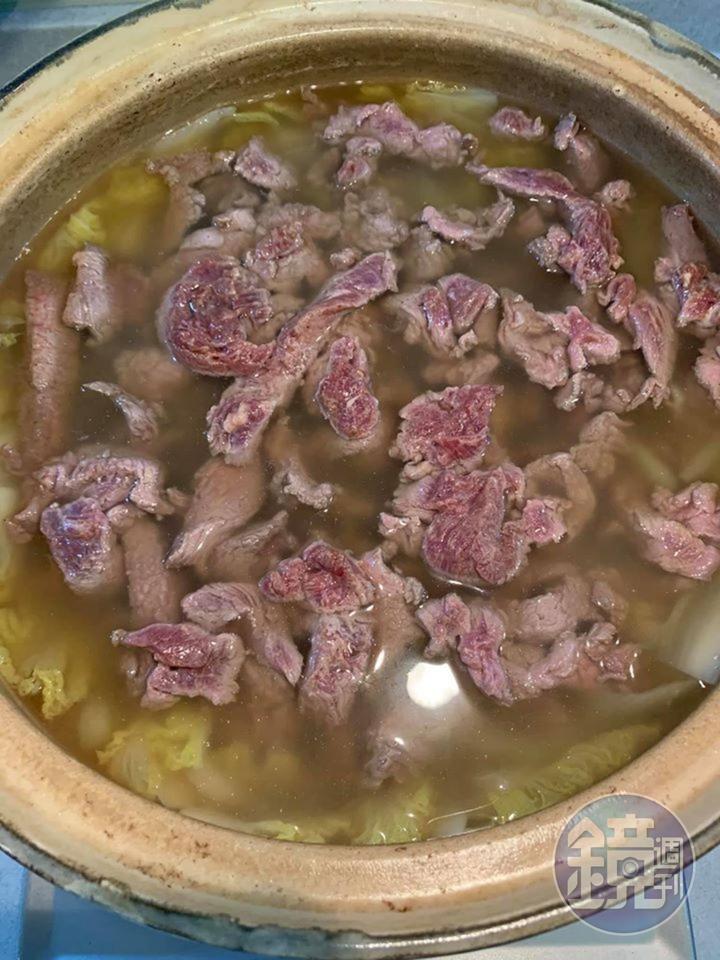 牛肉剛加入湯中的樣子。
