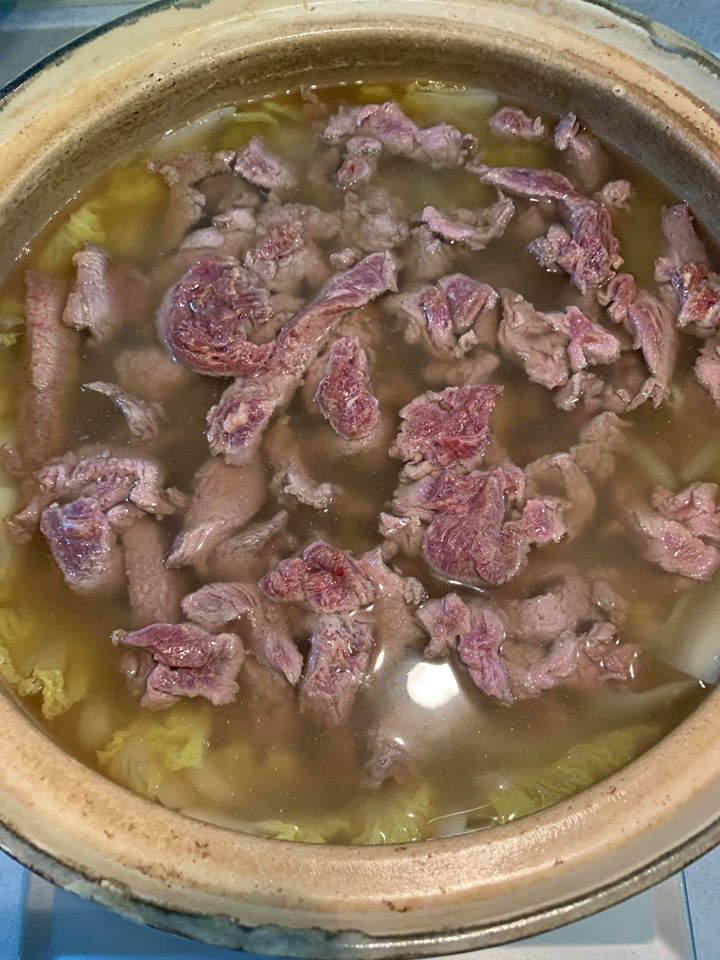 牛肉剛加入湯中的樣子。
