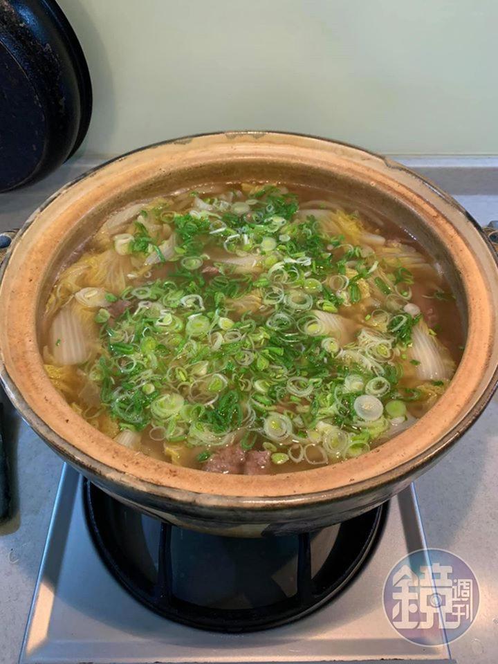 放入青蒜末。