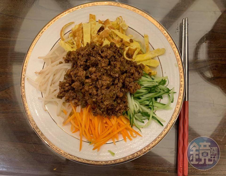 我家吃的「炸醬麵」是典型的山東味道,源自我的母親。