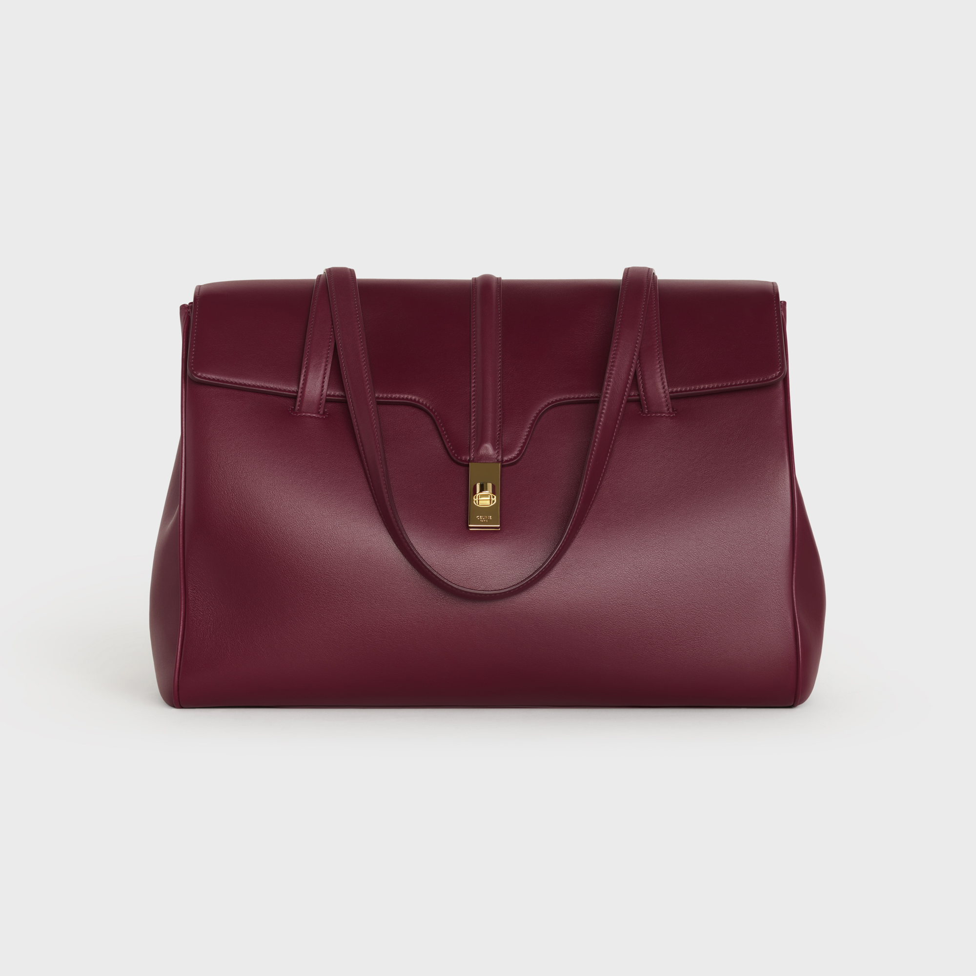 SOFT 16酒紅色小牛皮大型肩背包。NT$99,000 （CELINE提供） 