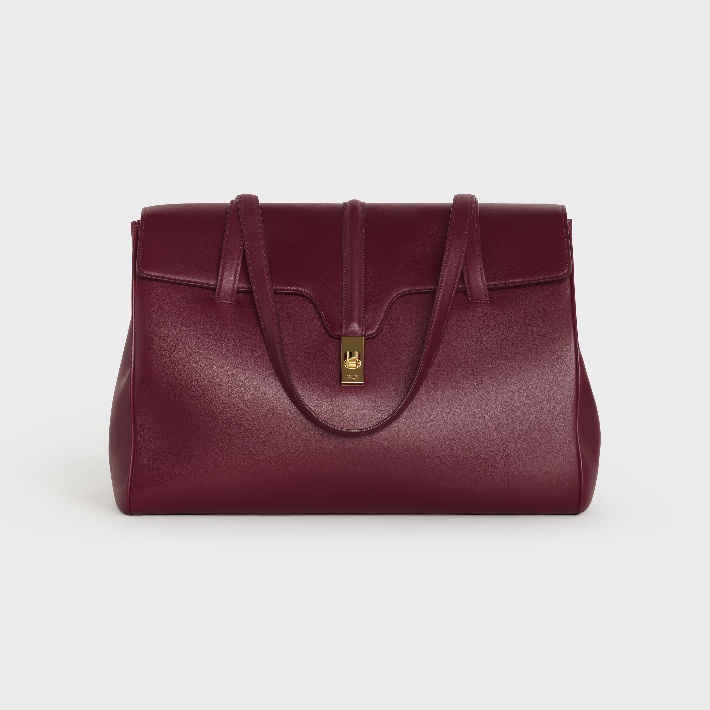 SOFT 16酒紅色小牛皮大型肩背包。NT$99,000 （CELINE提供） 