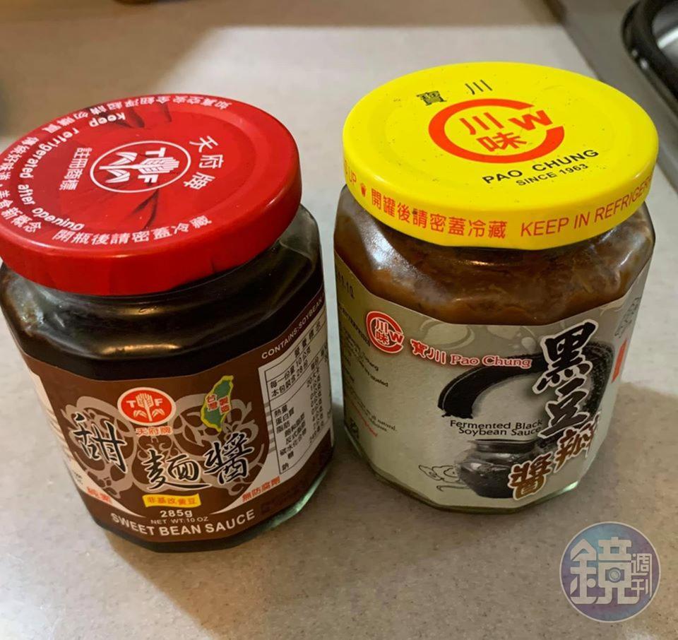 炸醬麵的醬是靈魂,準備甜麵醬2罐、豆瓣醬1罐。