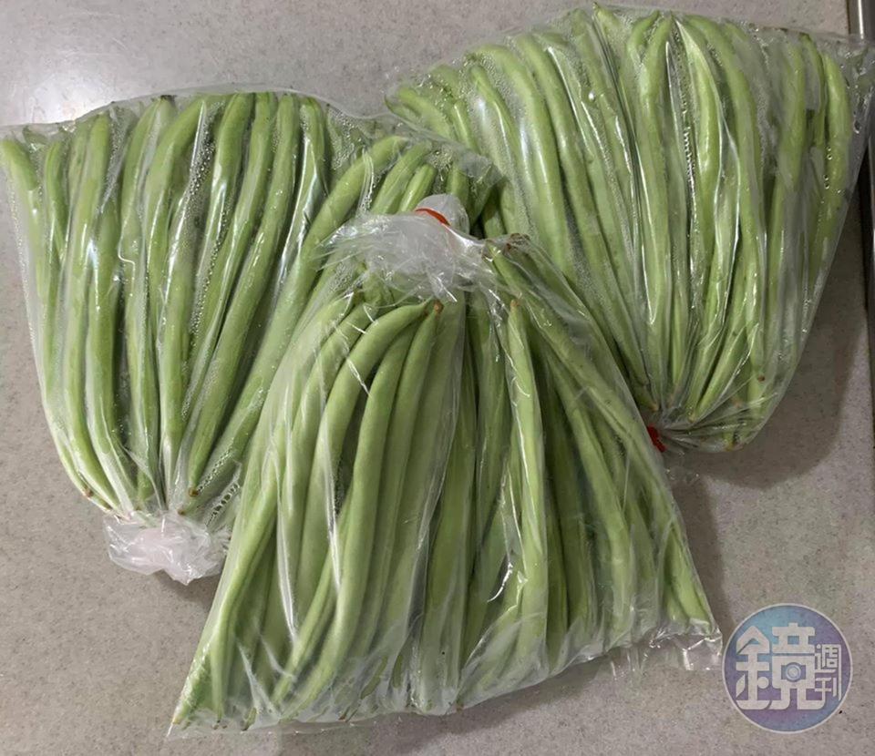 媽媽愛吃四季豆,準備了3包。