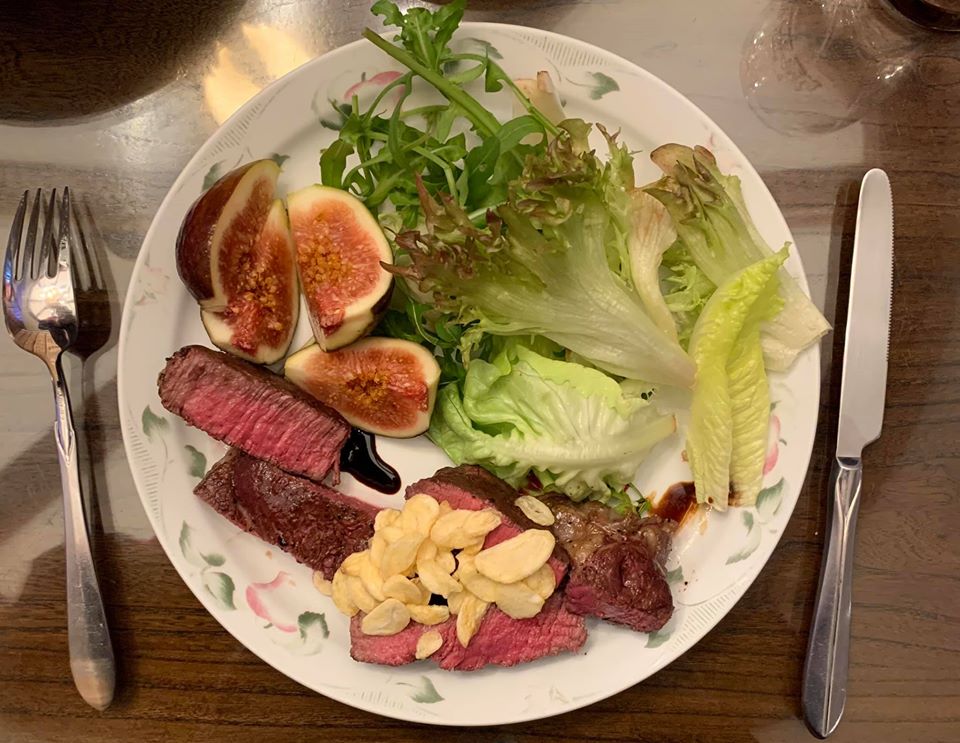 切盤上桌,牛排鮮嫩粉紅,無血水外溢。