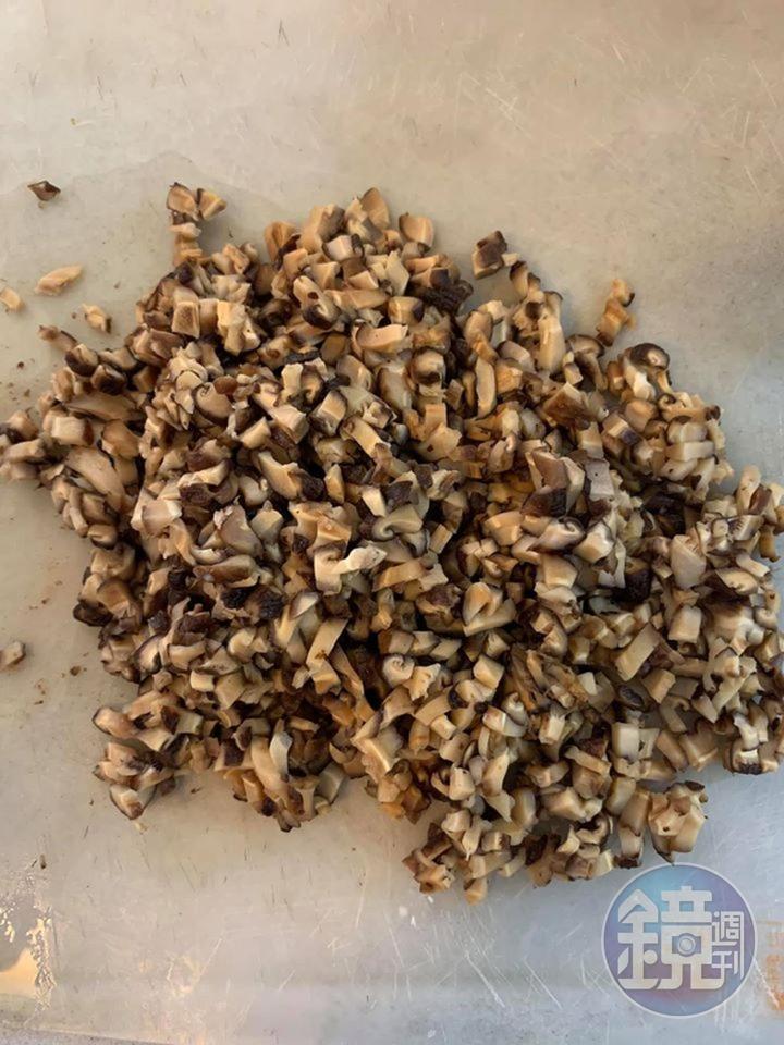 香菇泡水後切成同等大小的小丁。