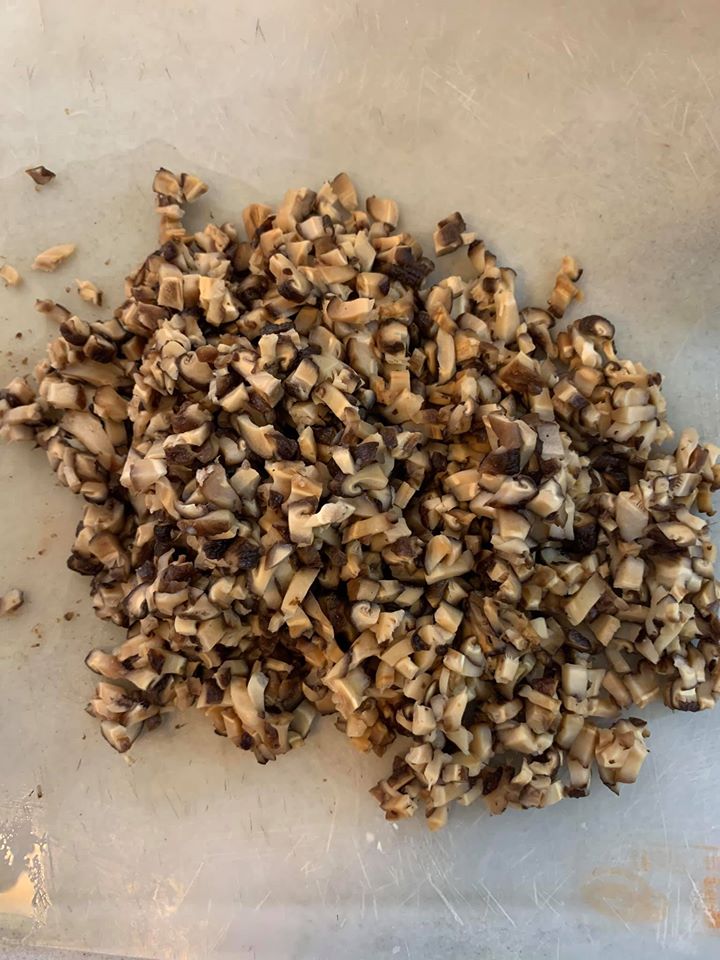 香菇泡水後切成同等大小的小丁。