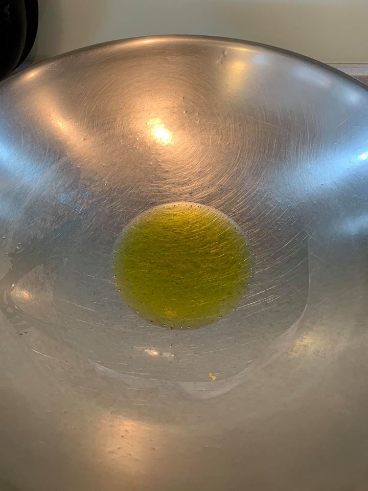 用橄欖油熱鍋。