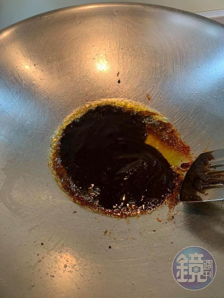 徐徐加入更多甜麵醬,炸香拌炒。