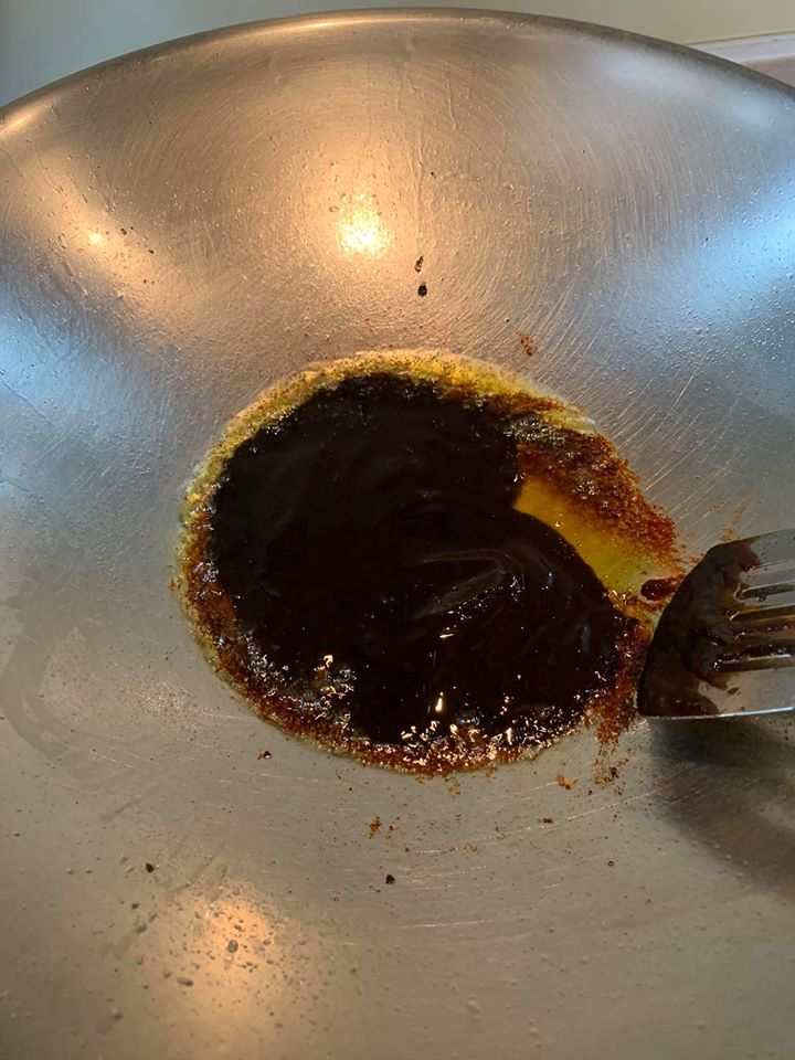 徐徐加入更多甜麵醬，炸香拌炒。
