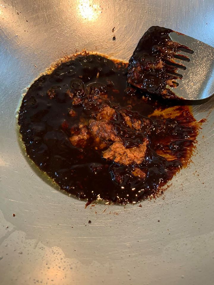繼續加豆瓣醬炸。