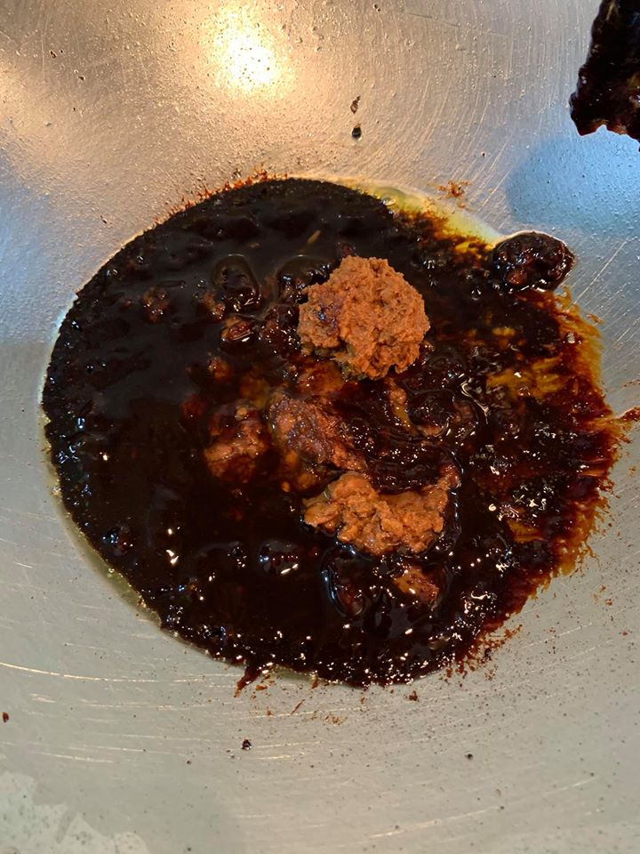 翻炒豆瓣醬。