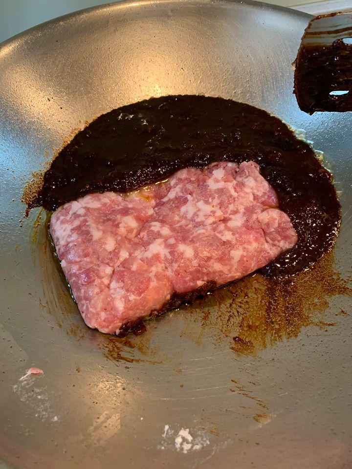 放入豬絞肉炒香。