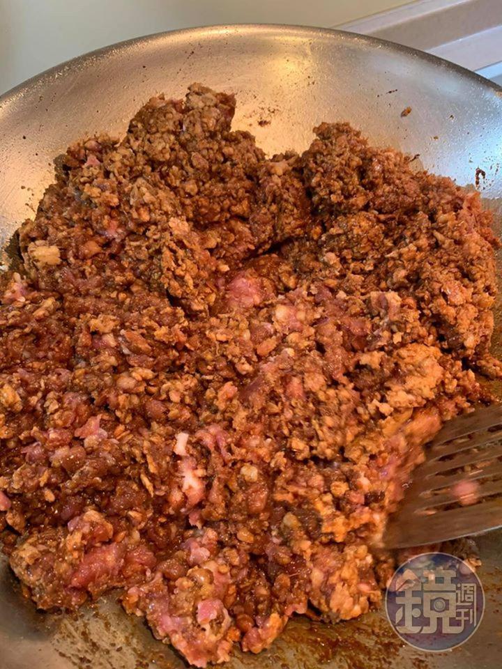 用力煸炒絞肉,讓肉末與醬充分混合。