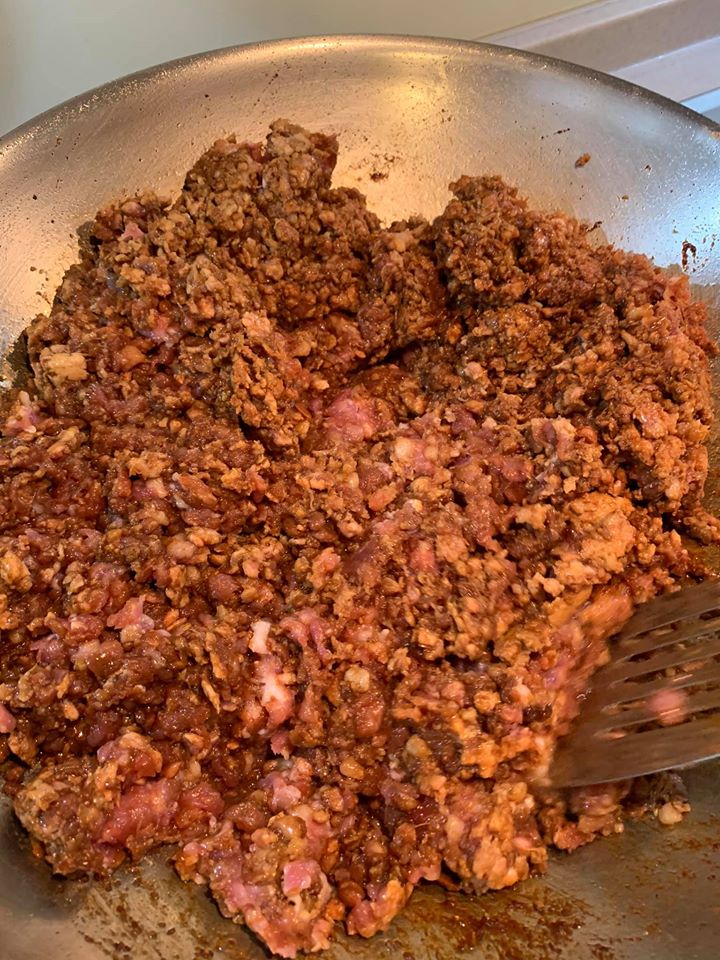 用力煸炒絞肉，讓肉末與醬充分混合。