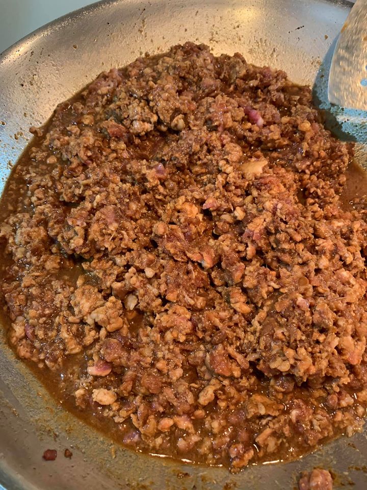 加入泡香菇的水，繼續炒勻。