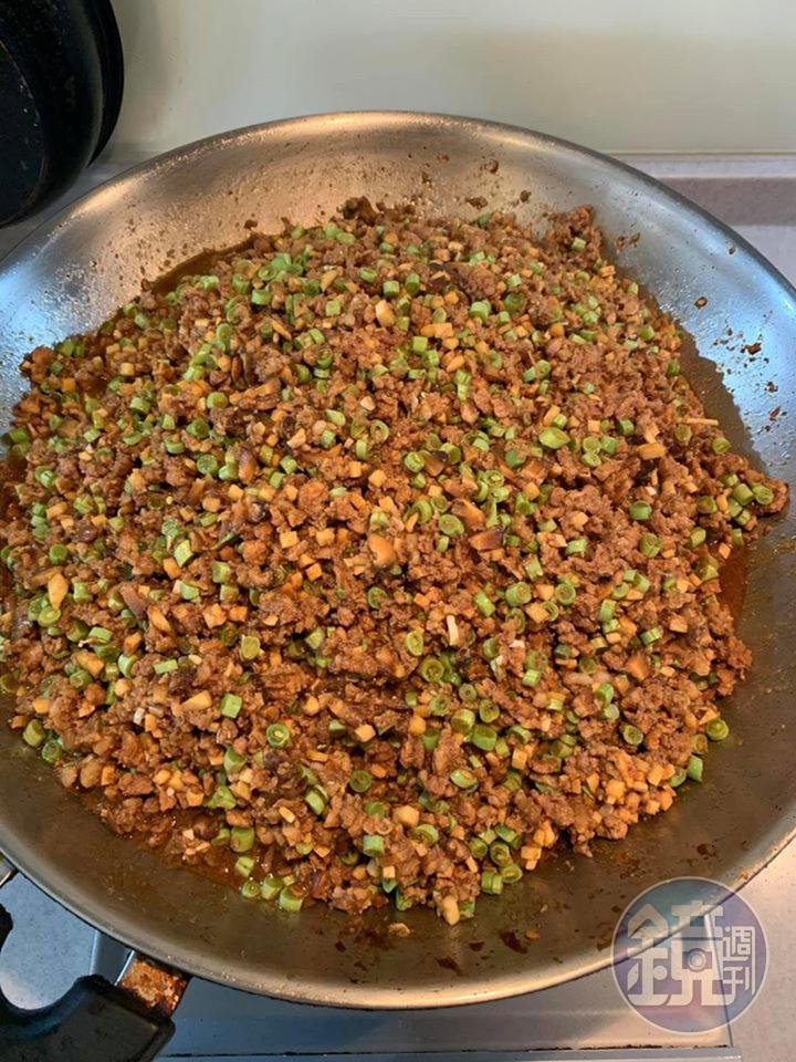 繼續翻炒,讓所有食材混合均勻。