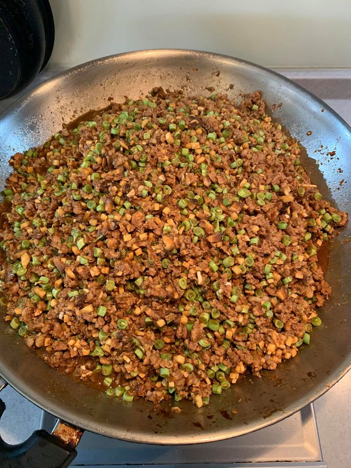 繼續翻炒，讓所有食材混合均勻。