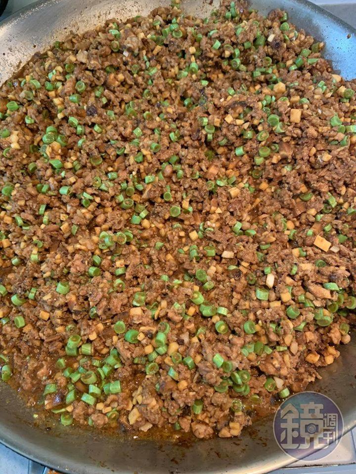 略加水分後,把所有食材拌勻。