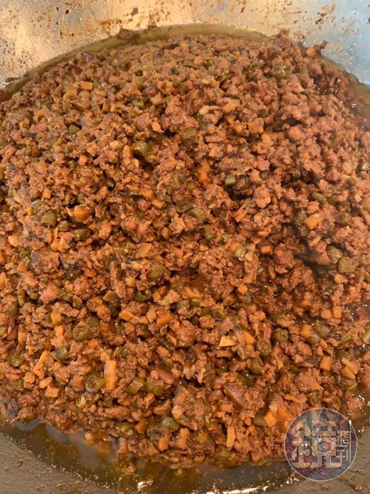 1個半小時後,油浮在醬上,美食專家認為這是炸醬名稱的由來。