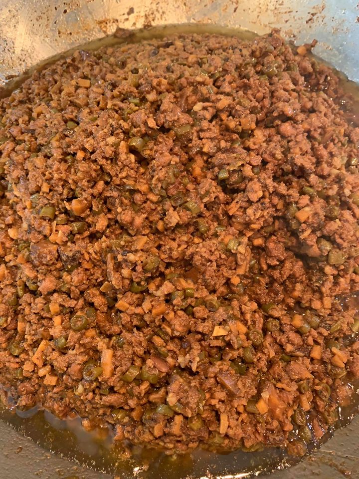 1個半小時後，油浮在醬上，美食專家認為這是炸醬名稱的由來。