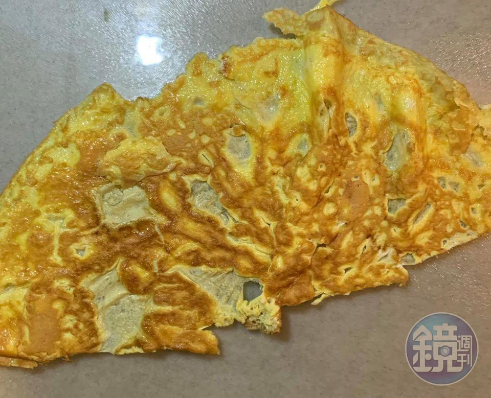 將三分之一蛋皮,分次取出到砧板上切成絲。