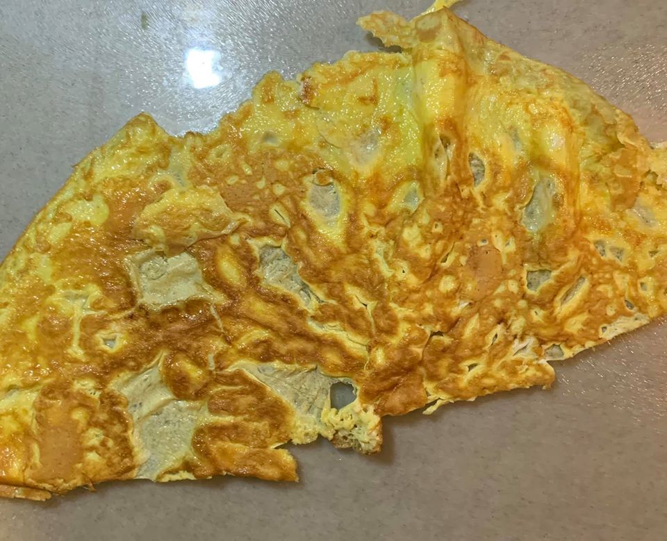 將三分之一蛋皮，分次取出到砧板上切成絲。