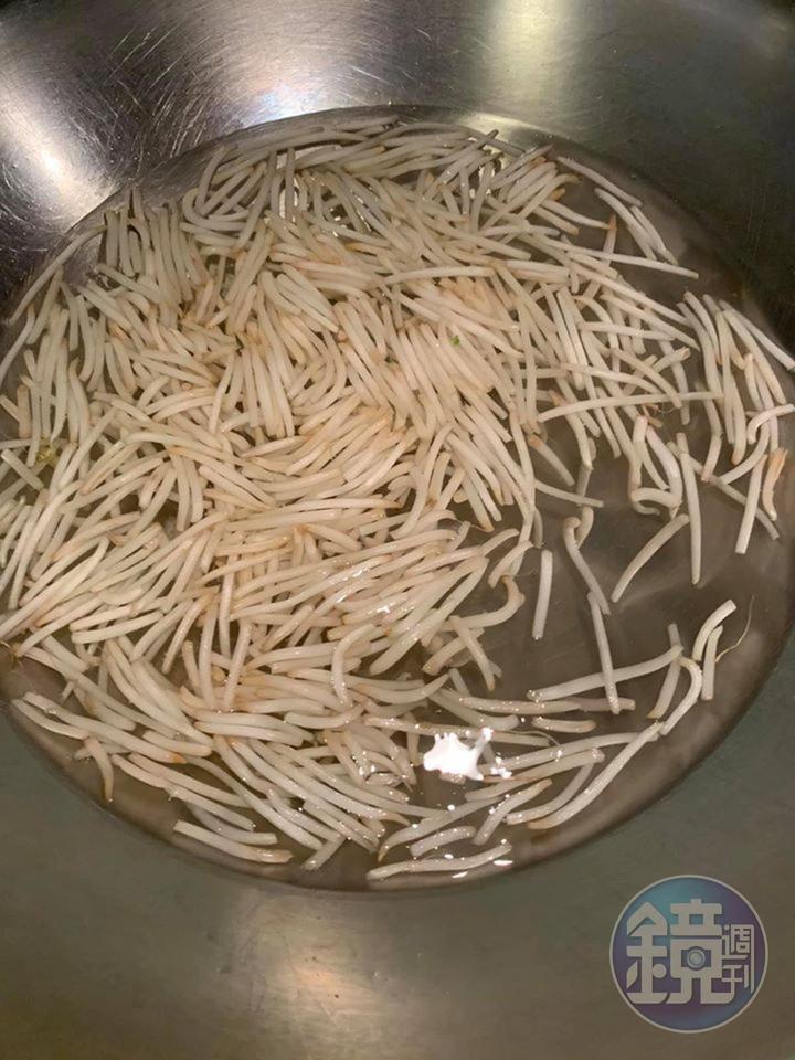 熱水汆燙銀芽。