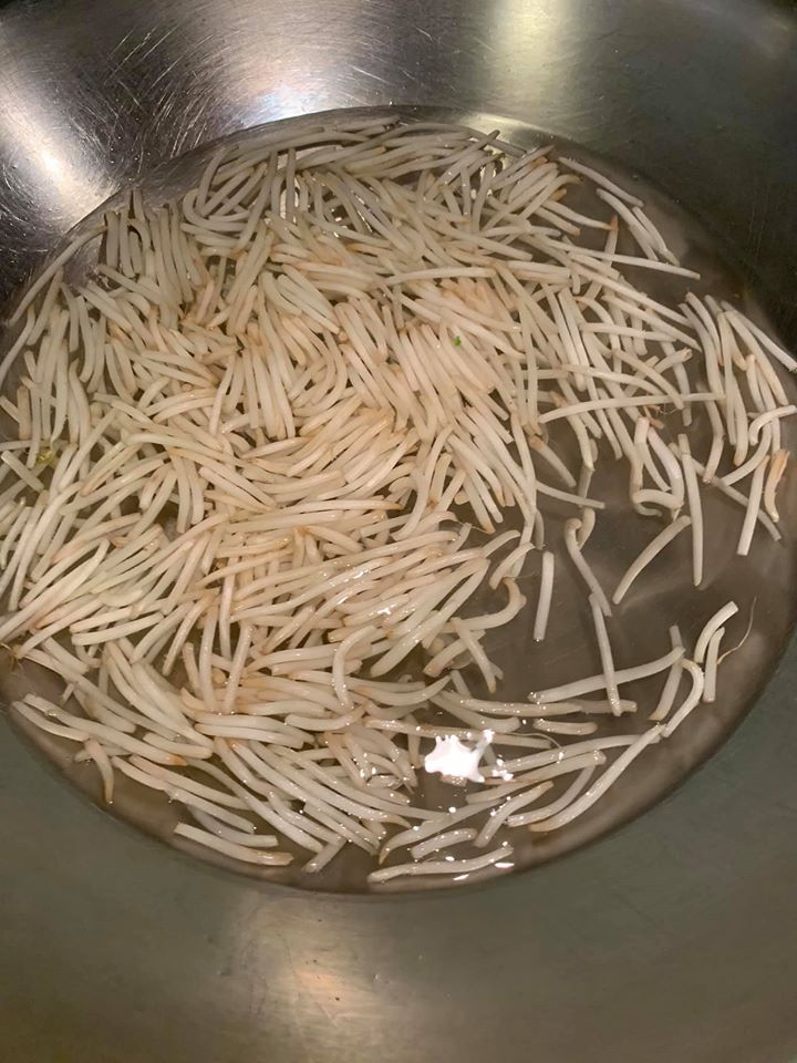 熱水汆燙銀芽。