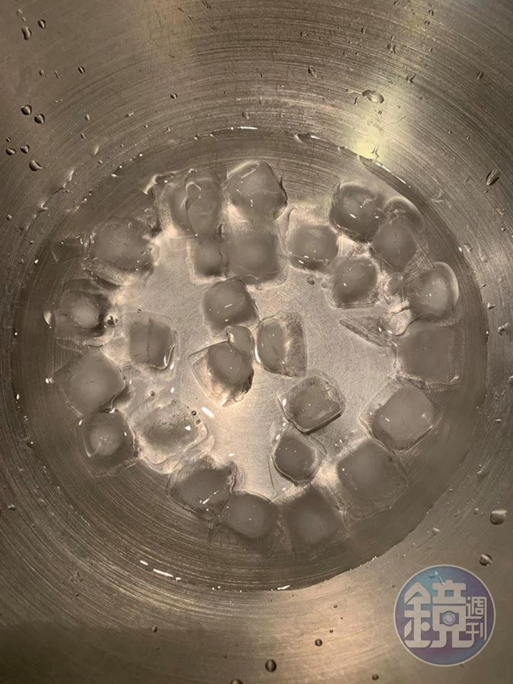 燙過的銀芽再浸冰水,冰火兩重天可以讓口感更脆。