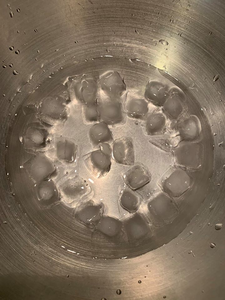 燙過的銀芽再浸冰水，冰火兩重天可以讓口感更脆。