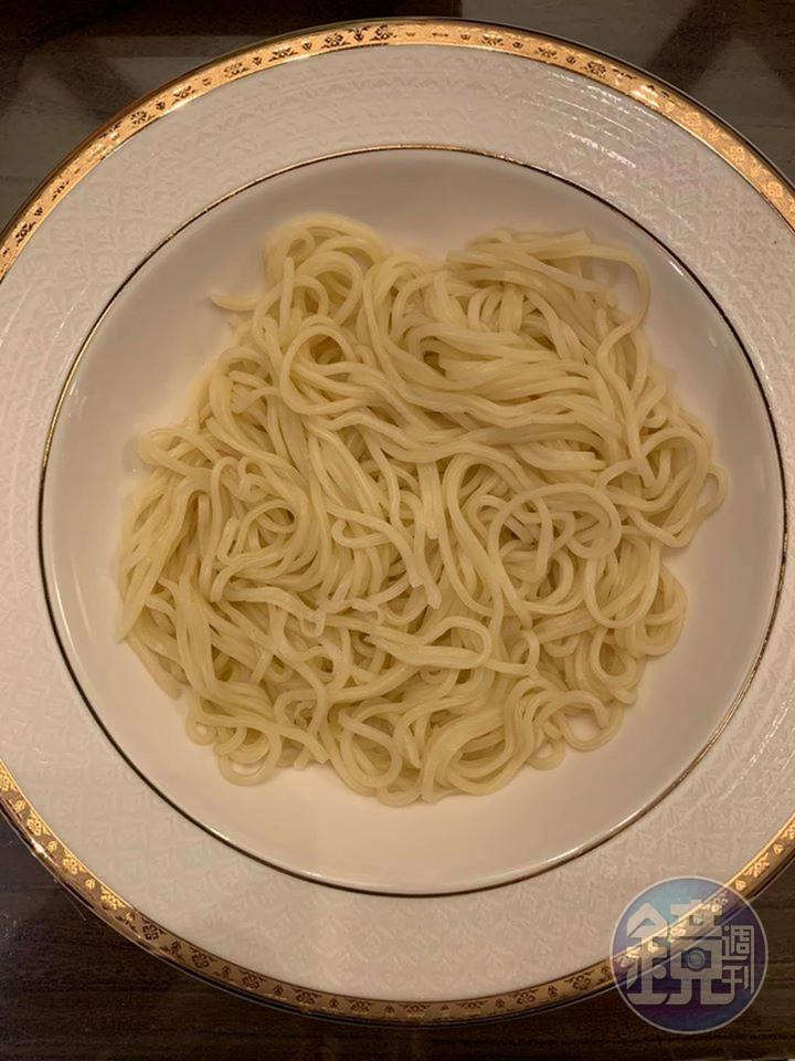 麵煮熟,撈入碗裡。