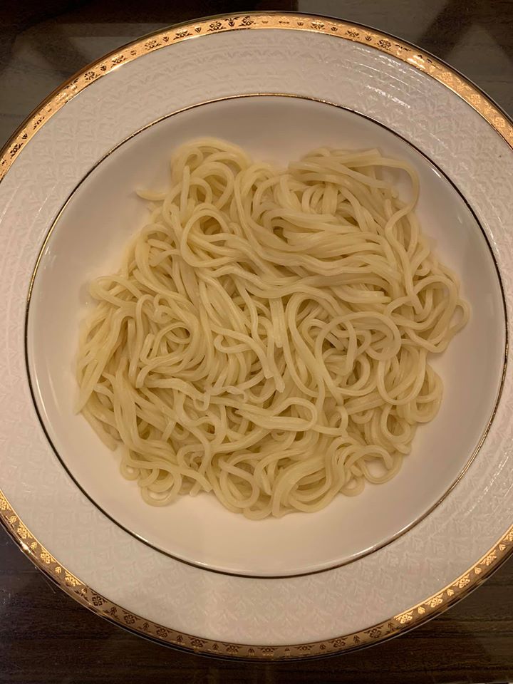 麵煮熟，撈入碗裡。