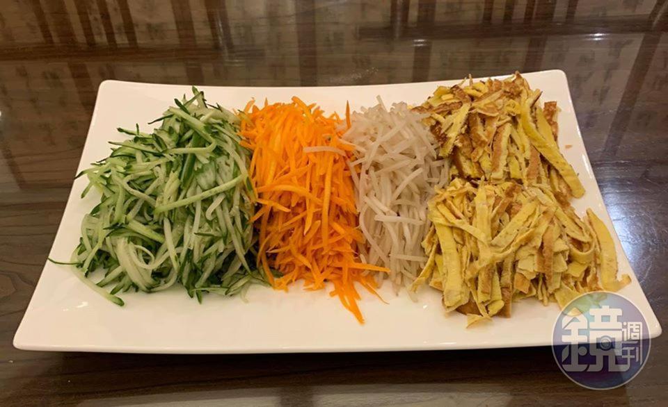 家常炸醬麵的配料,五彩繽紛。