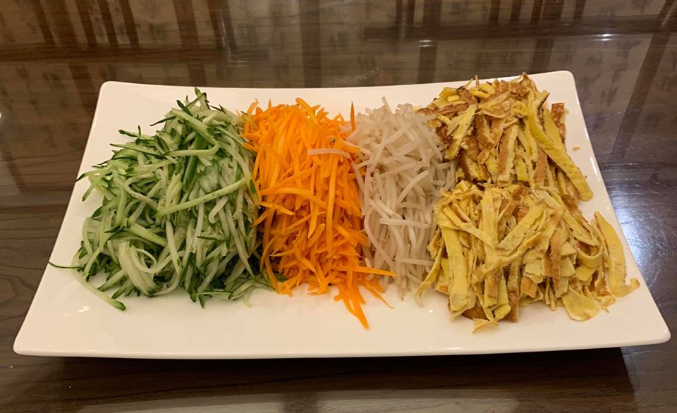 家常炸醬麵的配料，五彩繽紛。