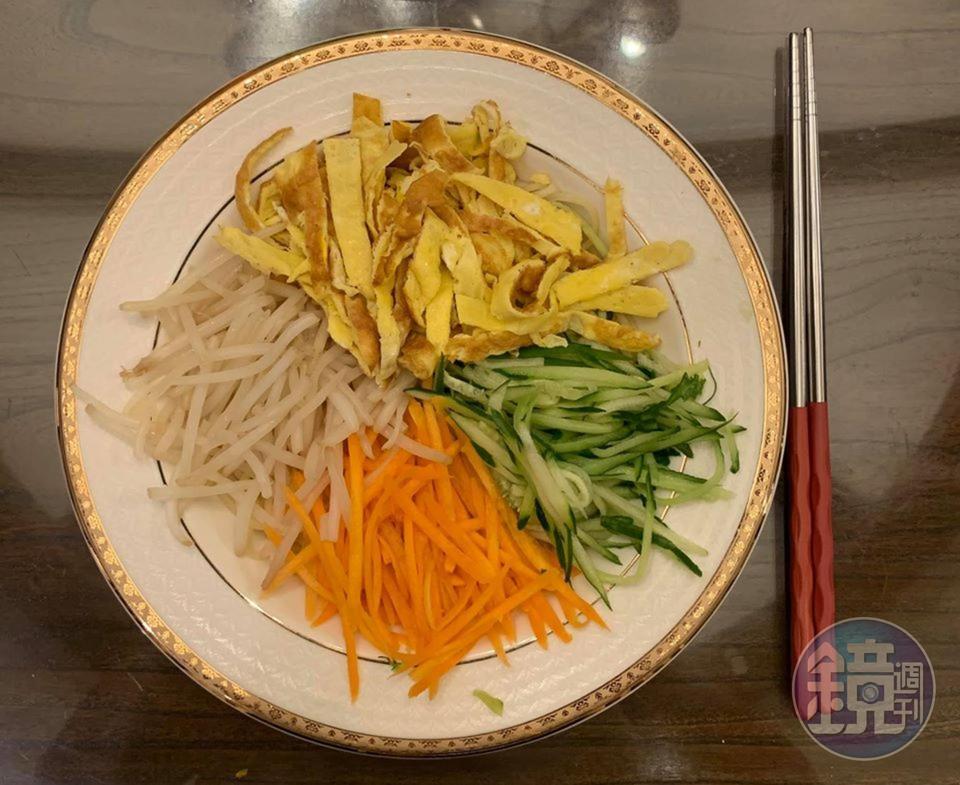 將配料鋪在麵上。