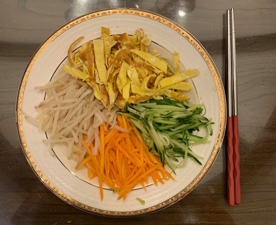 將配料鋪在麵上。