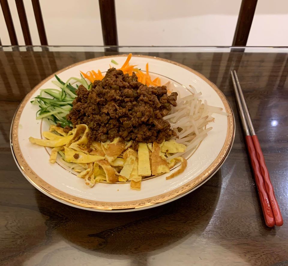 家常炸醬麵，看起來也富麗堂皇。
