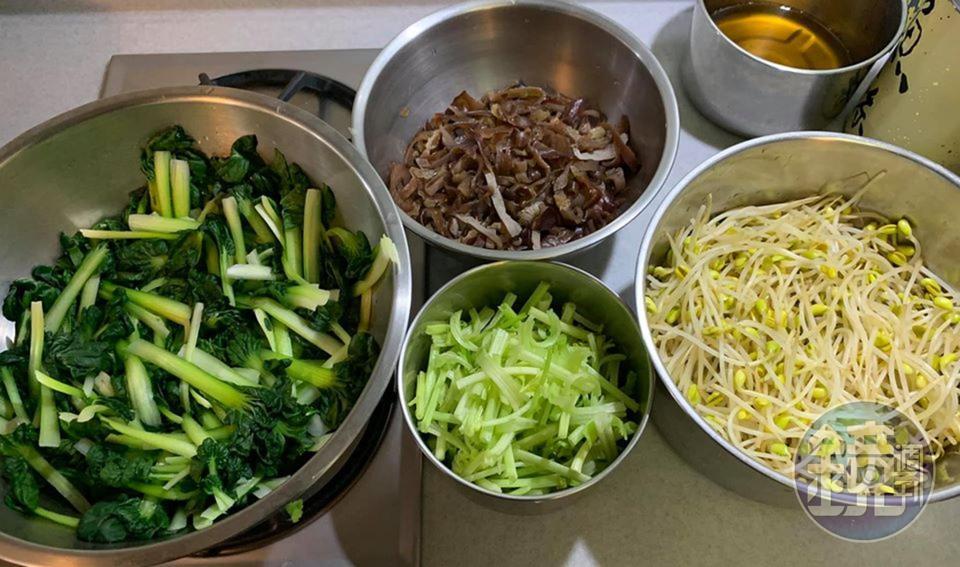 過年時會加塔鴣菜（左一），平常不加，此圖中共有4項食材。