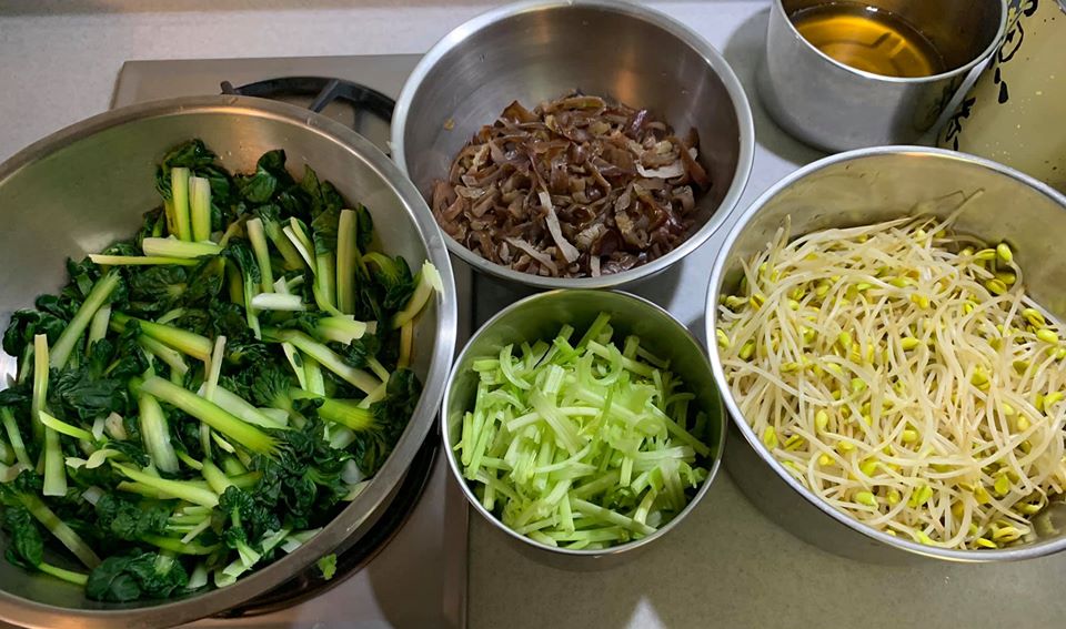 過年時會加塔鴣菜（左一），平常不加，此圖中共有4項食材。
