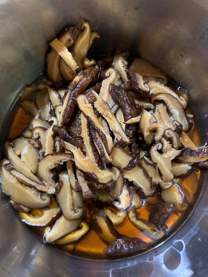 香菇泡水切絲，香菇水要留著。