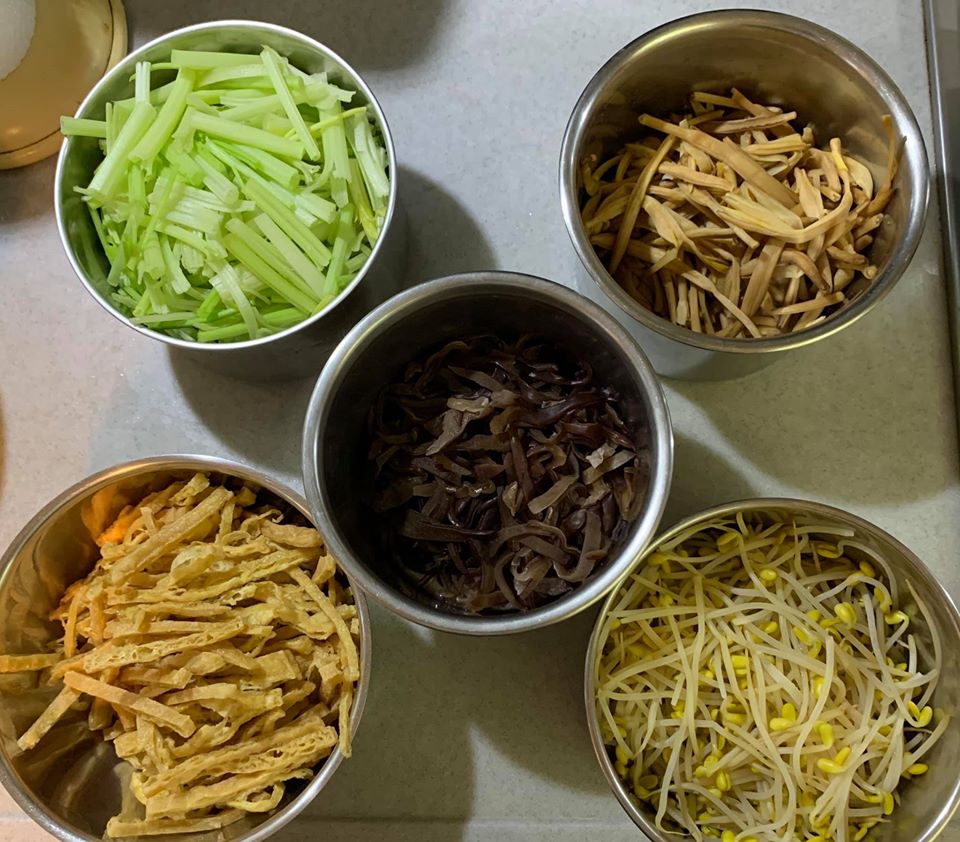 金針花泡水，黃豆芽過熱水，豆皮、芹菜、黑木耳切絲備用。