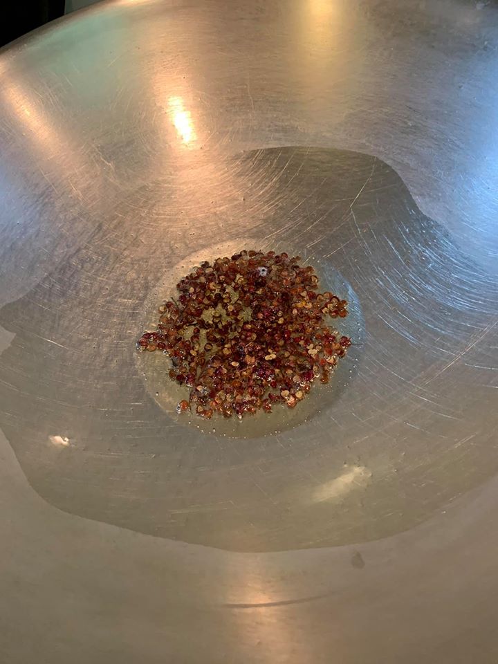 起油鍋炒花椒。