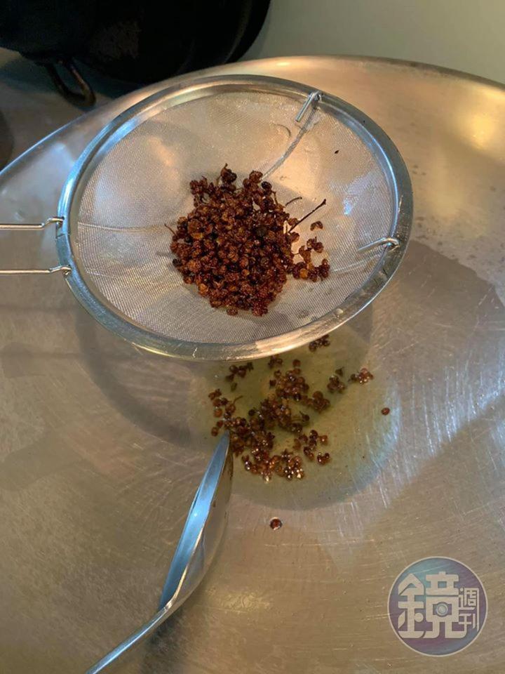 花椒炒香後撈起，即成花椒油。
