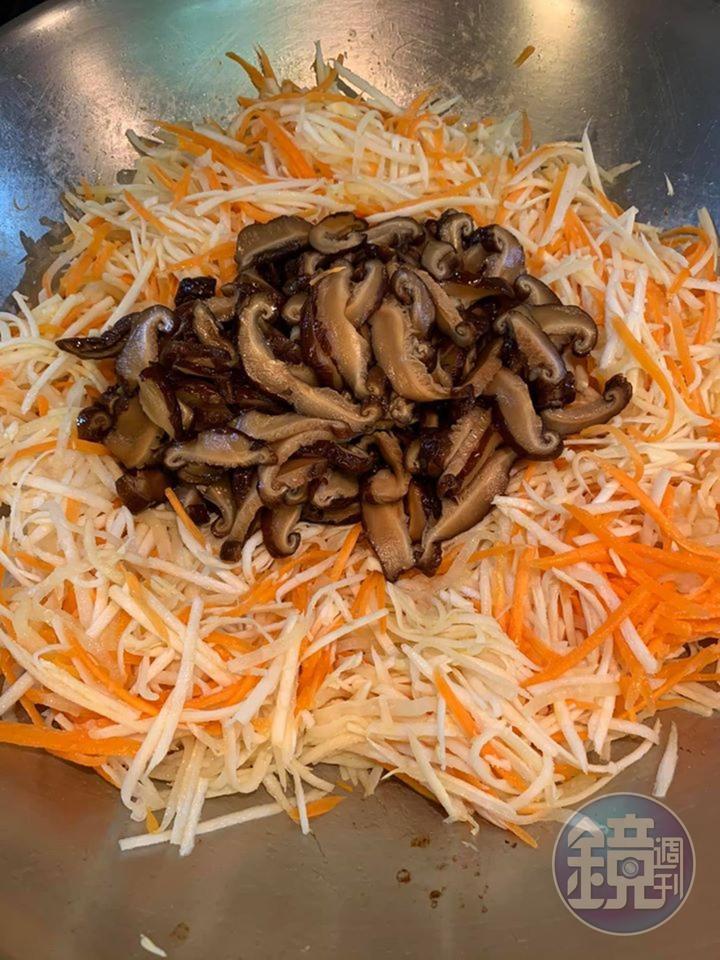 加入香菇同炒，入香菇水，蓋鍋燜熟。