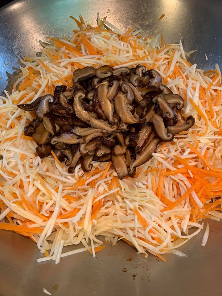 加入香菇同炒，入香菇水，蓋鍋燜熟。