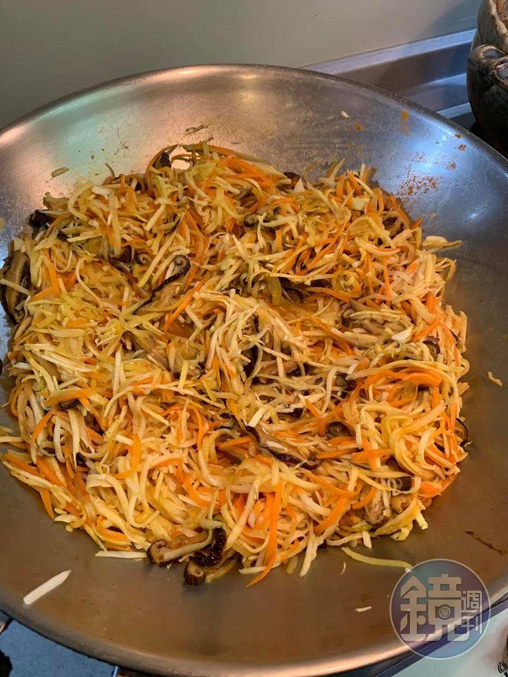 將食材與調味料充分炒勻。
